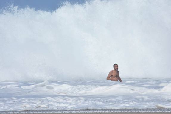 Batendo em retirada das enormes ondas de Kalalau, na Na'Pali Coast, costa norte de Kauai, no Havaí